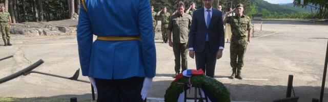 Sećanje na heroje u Kuršumliji: Položen venac na spomenik stradalim pripadnicima vojske tokom NATO agresije (FOTO)