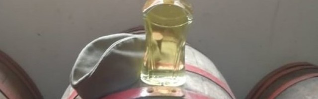 DOMAĆIN IZ ZAGORICE KOD TOPOLE OTKRIO TAJNU: Rakiju pečem na tradicionalan način, da bi bila bistrija CEDIM JE KROZ ŠAJKAČU!