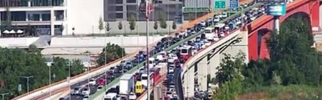 LJUDI, PA GDE STE SVI KRENULI?! Kolaps na beogradskim ulicama, na Gazeli ogromna kolona, Autokomanda blokirana, kod Sajma gužva u oba pravca... /FOTO/