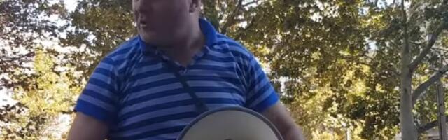 Pajac vlasti ima platu 140.000 i stan u "Beograđanki"