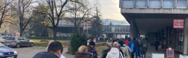 Ljudi satima čekaju u redu da bi se prijavili za besplatne novogodišnje paketiće: neki izašli sa posla, drugi poslali bake i deke