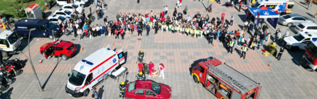 Na Gradskom trgu održan “Karavan bezbednosti saobraćaja“ (FOTO)