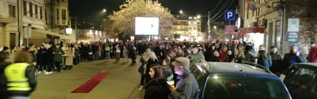 Studenti sa juga dočekani uz aplauze i crveni tepih u Vlasotincu, sutra nastavljaju put ka Nišu