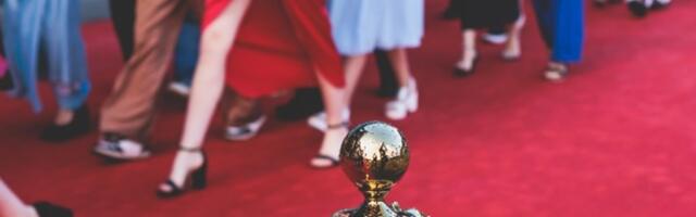 Manekenka došla na crveni tepih u Kanu u BIZARNOJ KOMBINACIJI i ljudi su ŠOKIRANI: "Šta je ovo?" (FOTO)