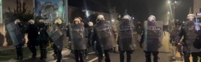 Policija potiskuje mirne građane u Sečnju (VIDEO)