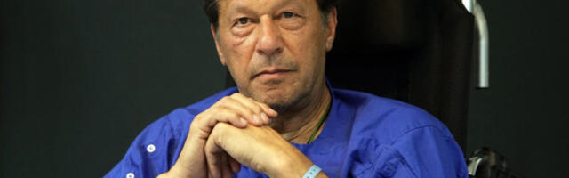 POKLON GA KOŠTAO 17 GODINA SLOBODE: Bivši premijer mora u zatvor, a uz njega i SUPRUGA!