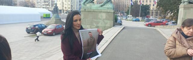 Marinika Tepić „čitala optužnicu“ protiv Vladimira Mandića, na stepenicama Skupštine