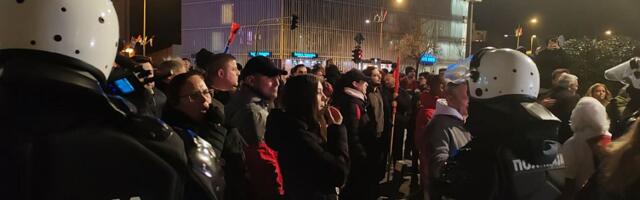 UŽIVO VIDEO Protest u Novom Sadu: Policijski kordoni kod SNP-a, tu su i pristalice vlasti