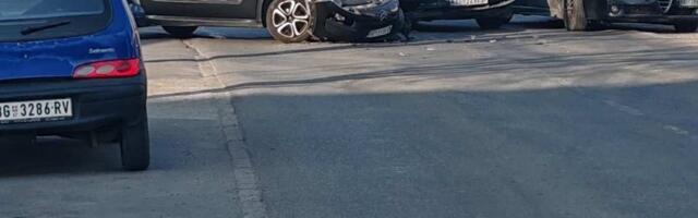 Teška saobraćajna nesreća u Sremčici: Povređen mladić (25)