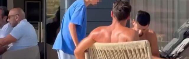 Novak Đoković jednim potezom ulepšao dan dečaku, njegova reakcija govori sve: "Pravi uzor deci"