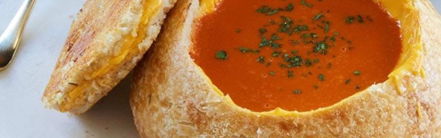 Paradajz čorba u grilovanim „posudama“ od hleba