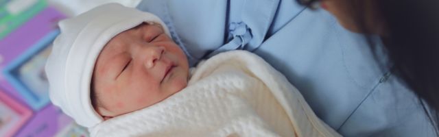 Neverovatna situacija na porođaju: Dečak došao na svet sa spiralom u ruci (FOTO)