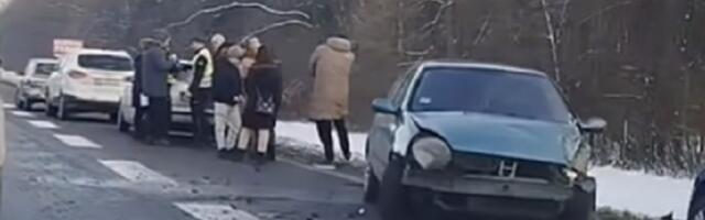 Lančani sudar kod aerodroma, stvaraju se gužve (VIDEO)