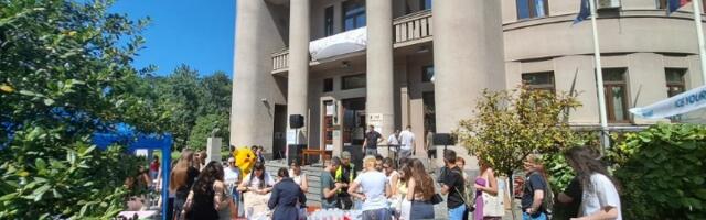 Počeo "Buna park", studentski vašar-protest ispred Pravnog fakulteta (FOTO)