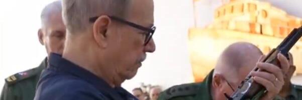 ČUVENI PEVAČ REKAO DA ĆE BRANITI KUBU! Vojska mu poklonila automatsku pušku: "Tražim svoj AKM, ako pokrenu napad i to mislim ozbiljno" (VIDEO)