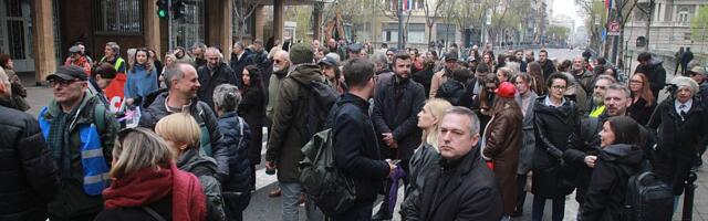 Novinari protestuju ispred Predsedništva: "Vučiću izađi i pogledaj nas u oči, umesto što šalješ batinaše"