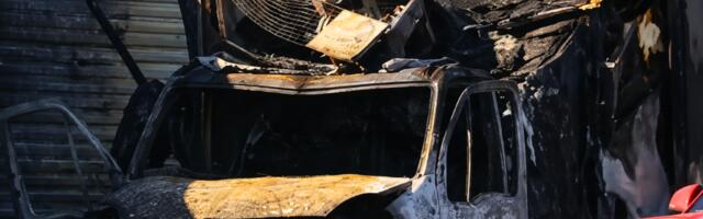 Gori kamion na auto-putu kod Batajnice: vatrogasci na terenu