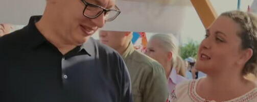 "POŠTO ČEKAMO NAŠEG PREDSEDNIKA, SPREMILE SMO MALI POKLON" Vučića ganuo dar vrednih Banaćanki: Ovo smo izvezle za Vas, da imate uvek uz odelo... (VIDEO)