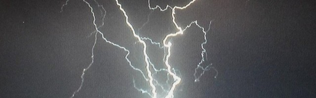 „Glava drvenog idola u Kijevu bila je od srebra, a usta od zlata“