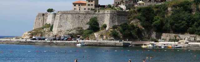 Šta da uradite ako tokom letovanja u Crnoj Gori dobijete koronu