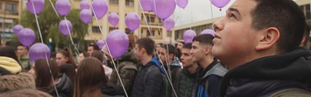 Чачак тугује за Саром, са Градског трга у небо полетело на десетине љубичастих балона у знак сећања на трагично натрадалу девојку
