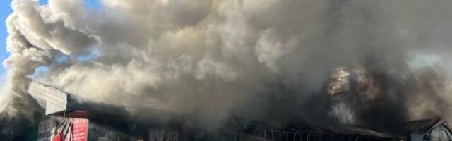 KINESKI AMBASADOR U SRBIJI STIGAO U BLOK 70 GDE BUKTI POŽAR: "Ovo je tužan trenutak..."