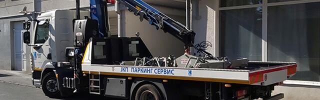 Skupi automobili bahato parkirani, policija i "pauk" ih iskulirali (VIDEO)