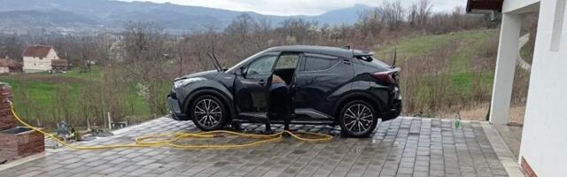 Skupoceni automobil odlučio da opere na Šebečkom groblju - prikačio crevo na javnu česmu i izazvao prezir meštana