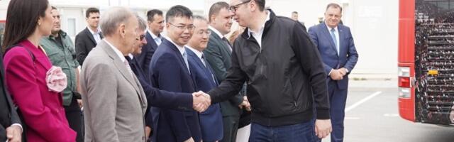 Teški smo, Dragane: Zaglavio se autobus kojim je Vučić obilazio stadion (VIDEO)