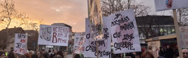 Protest kod Kliničkog centra zbog još jednog incidenta tokom odavanja počasti nastradalima u padu nadstrešnice (FOTO)
