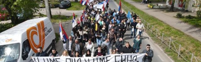 MLADI NOVOSAĐANI UPUTILI SU SE KA ŽELEZNIČKOJ STANICI U PETROVARADINU: Kreću vozom za Beograd na svenarodni skup!