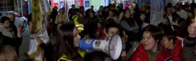 NAPADNUTI studenti i građani u selu Jabuka! Stvari polomljene i pobacane uz niz uvreda (FOTO)