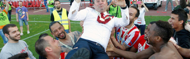 Hteo da napusti Zvezdu i ostane bez čuvene titule, igrači ga sprečili: “Došao crn, otišao beo - kao Deda Mraz”