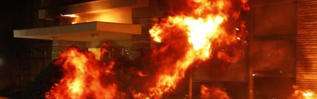 POLICIJA SUZAVCEM I VODENIM TOPOVIMA RAZBIJALA PROTESTE! Haos u Tirani: Demonstranti zapalili vilu Envera Hodže (VIDEO)