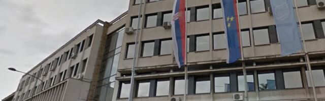 Protest ispred Skupštine grada u Novom Sadu: Građani pružaju podršku Akademiji umetnosti