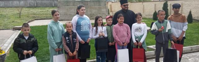 „Vaskršnje dečje radosti“ okupile mališane u porti crkve u Vlasotincu
