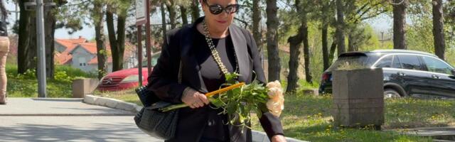 Snežana Savić stigla na groblje: U crnini i sa belim ružama, došla da isprati Čedinu suprugu na večni počinak