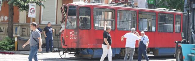 Hitno se oglasilo tužilaštvo: Poznat uzrok nezgode u kojoj je tramvaj iskočio iz šina (FOTO/VIDEO)