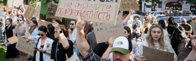 ZELENSKI POD PRITISKOM! Nastavljaju se protesti protiv smene ministra odbrane - GRAĐANI TRAŽE POVRATAK FEDOROVA! (FOTO)