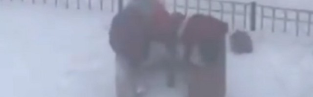 Đaci pušteni iz škole zbog -48 stepeni: Oni ostali napolju (VIDEO)