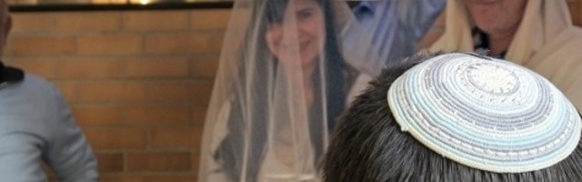 Lomljenje posuđa, venčavanje za drvo ili valjanje u pokvarena jaja i mleko, koji su to najneobičniji svadbeni običaji?