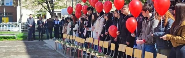 Tišina, ruže i baloni: Učenici Gimnazije odali poštu bivšem đaku Marku Kraljeviću