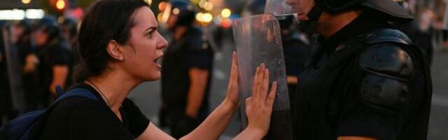 Rojters: Protesti u Srbiji eskalirali – demolirane prostorije SNS-a, sukobi širom zemlje
