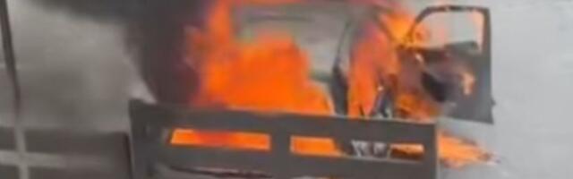 Požar progutao auto na parkingu u Kragujevcu (VIDEO)