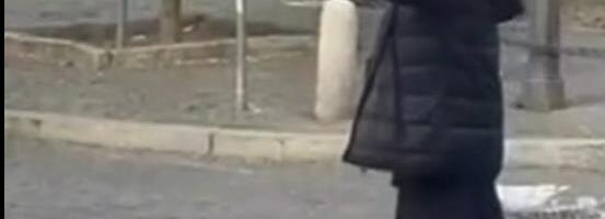 Monahinja saobraćajac: Sestra Emilija reguliše gužvu u saobraćaju usred centra, ljudi oduševljeni