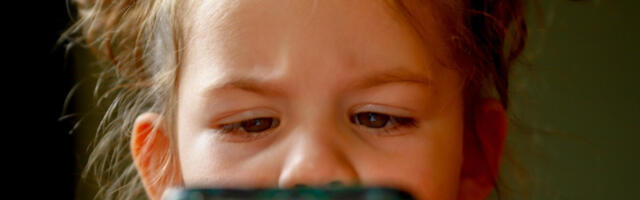 Što ranije, to je gore: Deca koja dobiju pametni telefon pre 12. godine imaju veći rizik od zdravstvenih problema