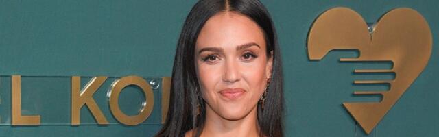 Svet poludeo zbog VRELIH FOTKI Džesike Albe u TANGA bikiniju (FOTO)