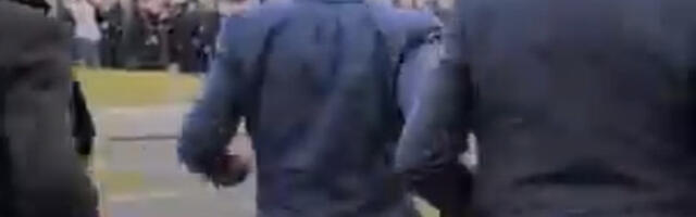 Makron šokirao Kineze: Iznenada potrčao ka masi građana, obezbeđenje nije znalo šta ih je snašlo (VIDEO)