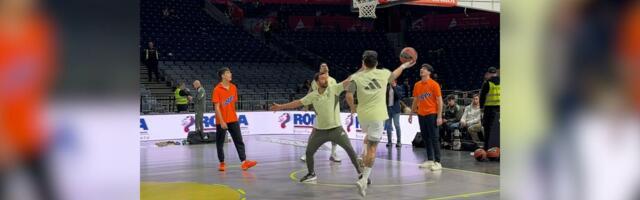 Igrači Reala izašli na teren - Kampaco prvi na zagrevanju