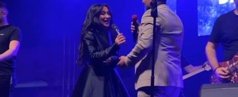 EMOTIVAN SNIMAK PRVOG NASTUPA DARKA LAZIĆA NAKON SMRTI BRATA DRAGANA Evo koju pesmu mu je posvetio - Borio se sa emocijama na bini (VIDEO)